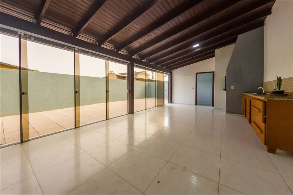 Casa com 3 quartos à venda, 137m2 em Tramandai - RS - imagem 5 Foto 5 de Casa com 3 quartos à venda, 137m2 em Tramandai - RS