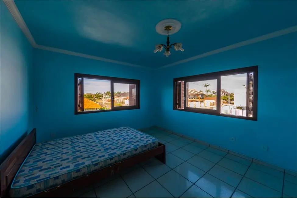 Foto 15 de Casa com 4 quartos à venda, 188m2 em Tramandai - RS