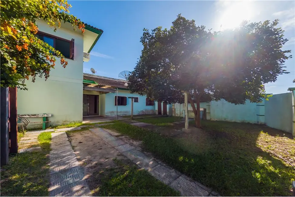 Casa com 4 quartos à venda, 188m2 em Tramandai - RS - imagem 3 Foto 3 de Casa com 4 quartos à venda, 188m2 em Tramandai - RS