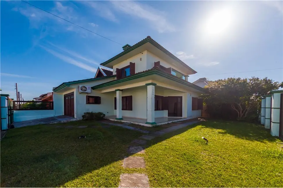 Foto 1 de Casa com 4 quartos à venda, 188m2 em Tramandai - RS