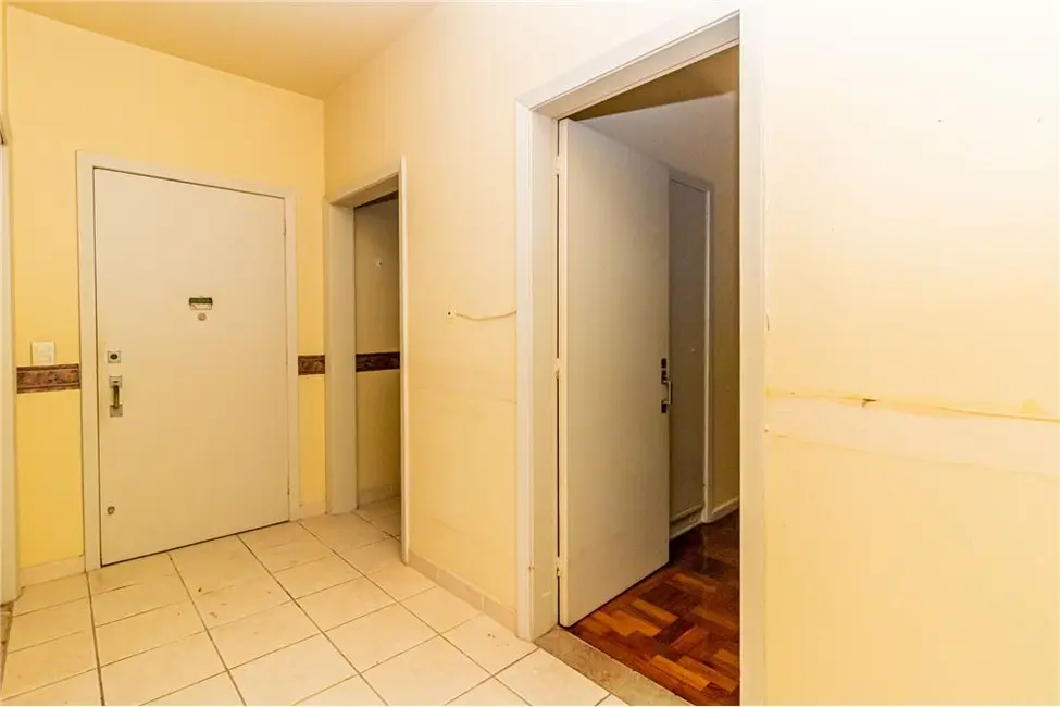 Apartamento com 3 quartos à venda, 148m2 em Centro Histórico, Porto Alegre - RS - imagem 9 Foto 9 de Apartamento com 3 quartos à venda, 148m2 em Centro Histórico, Porto Alegre - RS