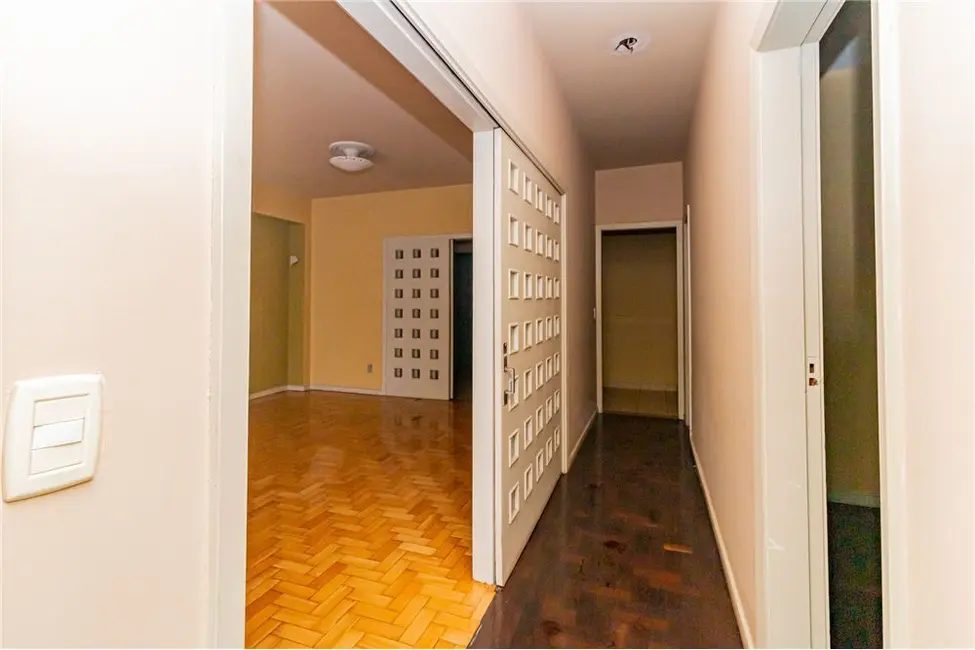 Apartamento com 3 quartos à venda, 148m2 em Centro Histórico, Porto Alegre - RS - imagem 5 Foto 5 de Apartamento com 3 quartos à venda, 148m2 em Centro Histórico, Porto Alegre - RS