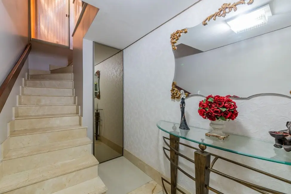 Casa com 4 quartos à venda, 257m2 em Jardim Carvalho, Porto Alegre - RS - imagem 2 Foto 2 de Casa com 4 quartos à venda, 257m2 em Jardim Carvalho, Porto Alegre - RS