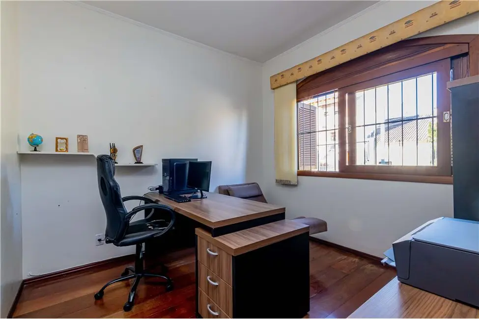 Casa com 4 quartos à venda, 294m2 em Jardim Itu, Porto Alegre - RS - imagem 8 Foto 8 de Casa com 4 quartos à venda, 294m2 em Jardim Itu, Porto Alegre - RS