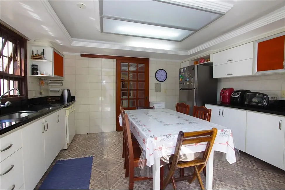 Casa com 5 quartos à venda, 280m2 em São José, Porto Alegre - RS - imagem 8 Foto 8 de Casa com 5 quartos à venda, 280m2 em São José, Porto Alegre - RS