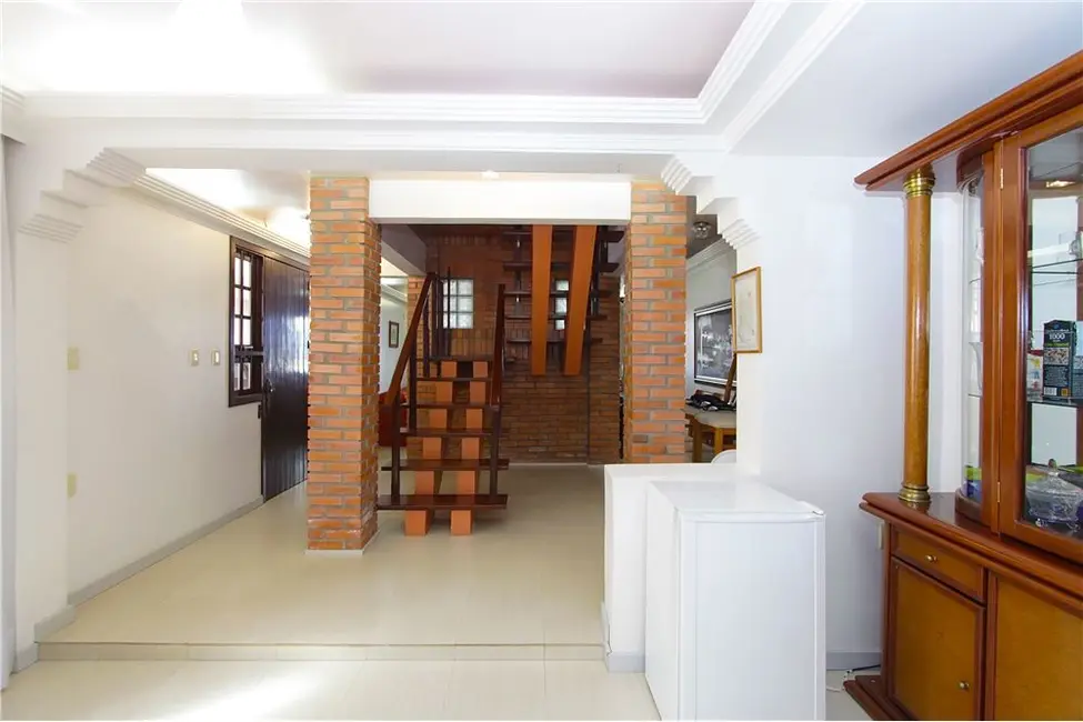 Casa com 5 quartos à venda, 280m2 em São José, Porto Alegre - RS - imagem 4 Foto 4 de Casa com 5 quartos à venda, 280m2 em São José, Porto Alegre - RS