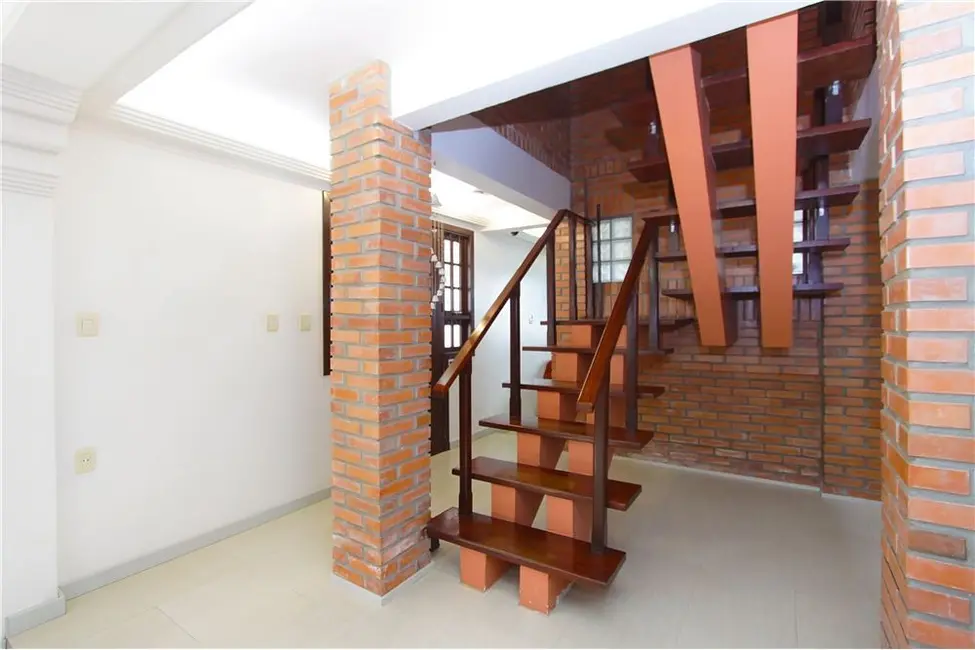 Casa com 5 quartos à venda, 280m2 em São José, Porto Alegre - RS - imagem 5 Foto 5 de Casa com 5 quartos à venda, 280m2 em São José, Porto Alegre - RS