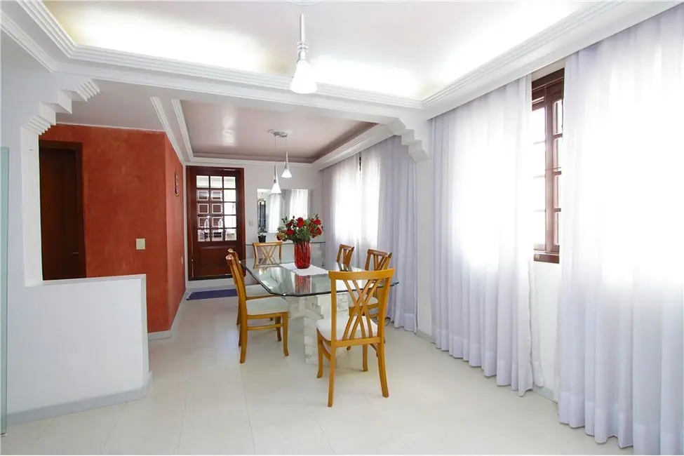Casa com 5 quartos à venda, 280m2 em São José, Porto Alegre - RS - imagem 2 Foto 2 de Casa com 5 quartos à venda, 280m2 em São José, Porto Alegre - RS
