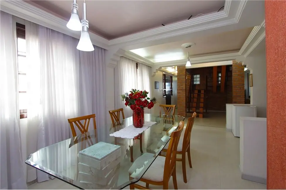 Casa com 5 quartos à venda, 280m2 em São José, Porto Alegre - RS - imagem 3 Foto 3 de Casa com 5 quartos à venda, 280m2 em São José, Porto Alegre - RS