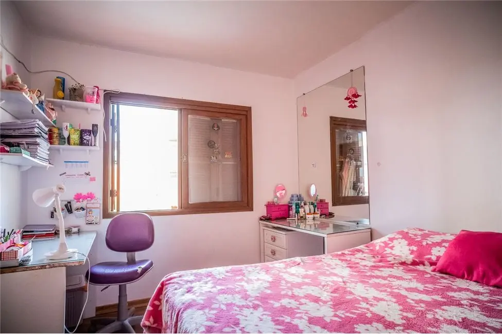 Casa com 3 quartos à venda, 247m2 em Porto Alegre - RS - imagem 5 Foto 5 de Casa com 3 quartos à venda, 247m2 em Porto Alegre - RS