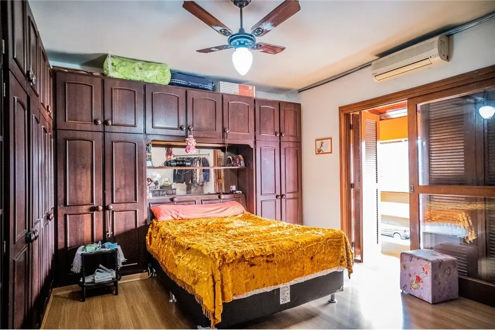 Casa com 3 quartos à venda, 247m2 em Porto Alegre - RS - imagem 6 Foto 6 de Casa com 3 quartos à venda, 247m2 em Porto Alegre - RS
