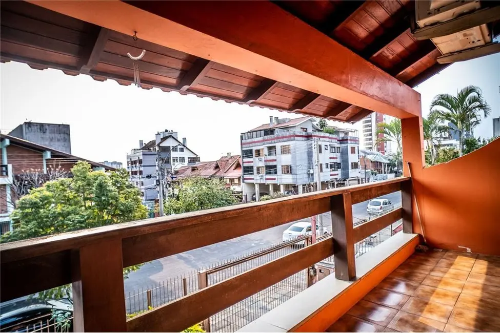 Casa com 3 quartos à venda, 247m2 em Porto Alegre - RS - imagem 7 Foto 7 de Casa com 3 quartos à venda, 247m2 em Porto Alegre - RS