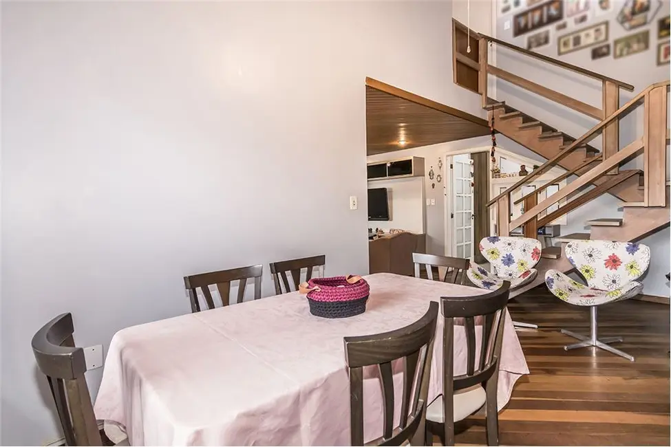 Casa com 3 quartos à venda, 191m2 em Medianeira, Porto Alegre - RS - imagem 8 Foto 8 de Casa com 3 quartos à venda, 191m2 em Medianeira, Porto Alegre - RS