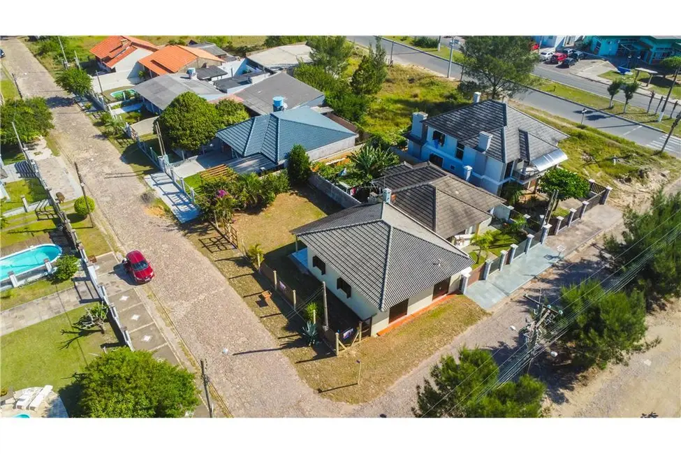 Foto 2 de Casa com 3 quartos à venda, 100m2 em Tramandai - RS