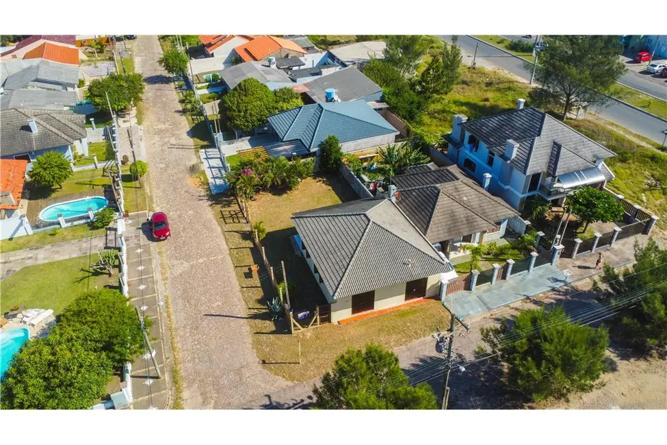 Foto 1 de Casa com 3 quartos à venda, 100m2 em Tramandai - RS