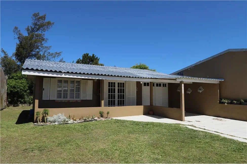 Foto 1 de Casa com 2 quartos à venda, 70m2 em Tramandai - RS