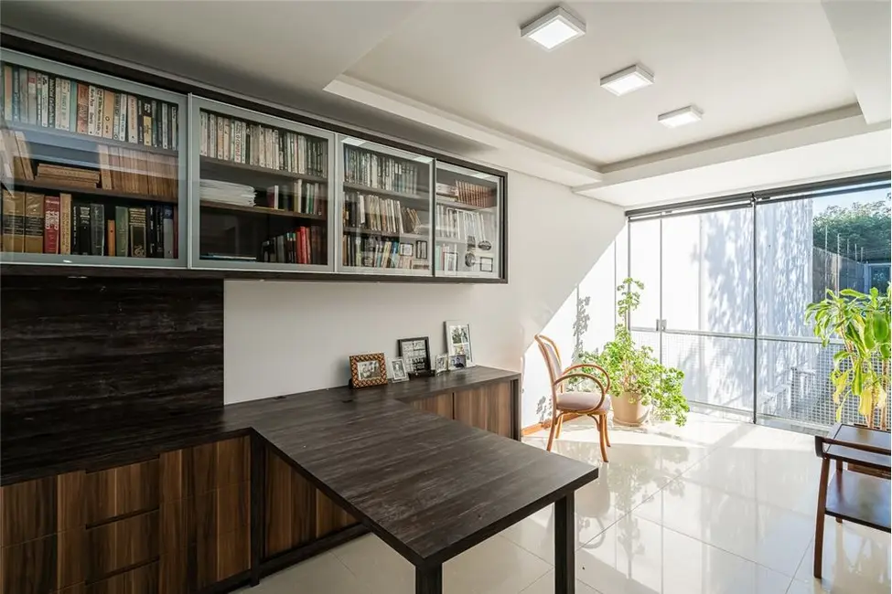 Casa com 2 quartos à venda, 326m2 em Medianeira, Porto Alegre - RS - imagem 7 Foto 7 de Casa com 2 quartos à venda, 326m2 em Medianeira, Porto Alegre - RS