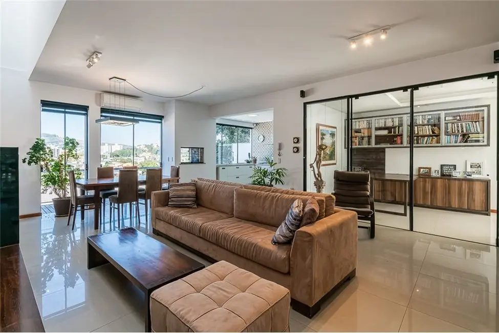 Casa com 2 quartos à venda, 326m2 em Medianeira, Porto Alegre - RS - imagem 4 Foto 4 de Casa com 2 quartos à venda, 326m2 em Medianeira, Porto Alegre - RS