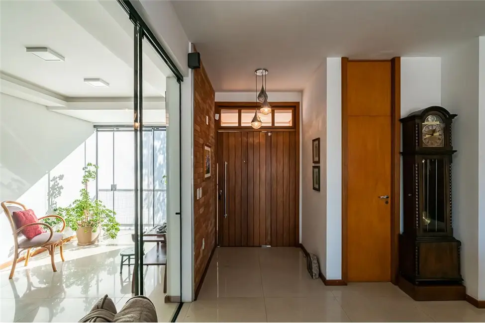 Casa com 2 quartos à venda, 326m2 em Medianeira, Porto Alegre - RS - imagem 8 Foto 8 de Casa com 2 quartos à venda, 326m2 em Medianeira, Porto Alegre - RS