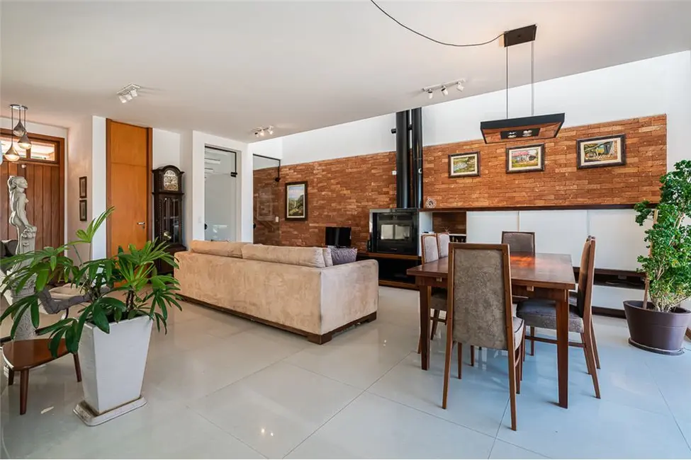 Casa com 2 quartos à venda, 326m2 em Medianeira, Porto Alegre - RS - imagem 6 Foto 6 de Casa com 2 quartos à venda, 326m2 em Medianeira, Porto Alegre - RS