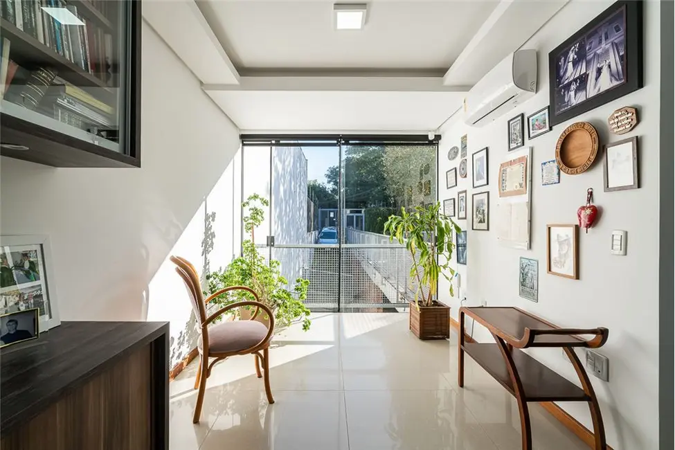 Casa com 2 quartos à venda, 326m2 em Medianeira, Porto Alegre - RS - imagem 5 Foto 5 de Casa com 2 quartos à venda, 326m2 em Medianeira, Porto Alegre - RS