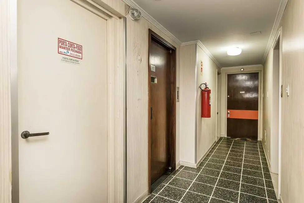 Apartamento com 3 quartos à venda, 103m2 em Centro Histórico, Porto Alegre - RS - imagem 3 Foto 3 de Apartamento com 3 quartos à venda, 103m2 em Centro Histórico, Porto Alegre - RS