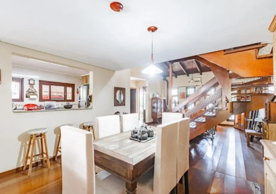 Casa com 3 quartos à venda, 235m2 em Guarujá, Porto Alegre - RS - imagem 4 Foto 4 de Casa com 3 quartos à venda, 235m2 em Guarujá, Porto Alegre - RS