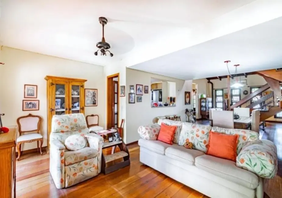 Casa com 3 quartos à venda, 235m2 em Guarujá, Porto Alegre - RS - imagem 3 Foto 3 de Casa com 3 quartos à venda, 235m2 em Guarujá, Porto Alegre - RS