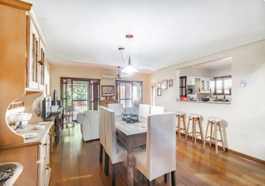 Casa com 3 quartos à venda, 235m2 em Guarujá, Porto Alegre - RS - imagem 6 Foto 6 de Casa com 3 quartos à venda, 235m2 em Guarujá, Porto Alegre - RS
