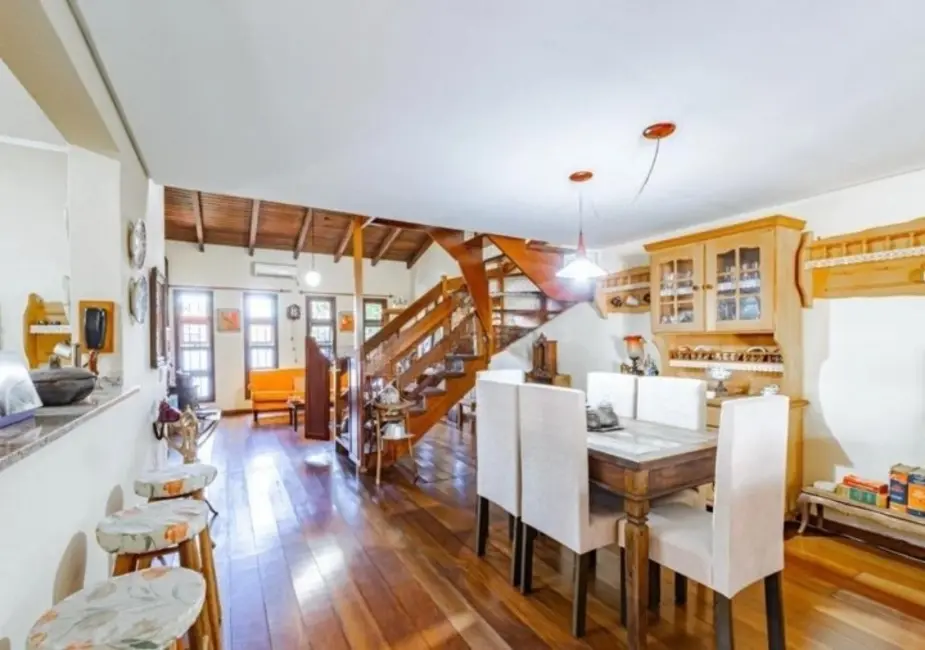 Casa com 3 quartos à venda, 235m2 em Guarujá, Porto Alegre - RS - imagem 5 Foto 5 de Casa com 3 quartos à venda, 235m2 em Guarujá, Porto Alegre - RS