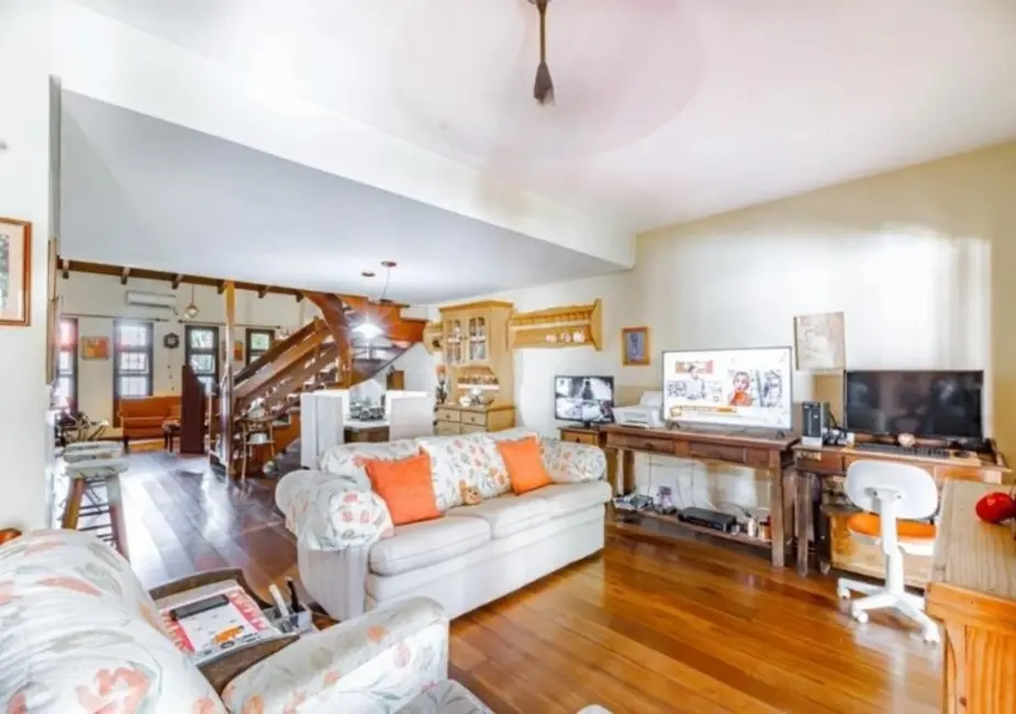 Casa com 3 quartos à venda, 235m2 em Guarujá, Porto Alegre - RS - imagem 2 Foto 2 de Casa com 3 quartos à venda, 235m2 em Guarujá, Porto Alegre - RS