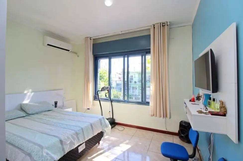 Casa com 4 quartos à venda, 375m2 em Jardim Itu Sabará, Porto Alegre - RS - imagem 7 Foto 7 de Casa com 4 quartos à venda, 375m2 em Jardim Itu Sabará, Porto Alegre - RS