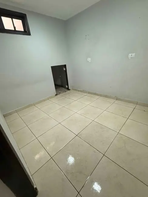 Casa com 2 quartos para alugar, 270m2 em Chácara Roselândia, Cotia - SP - imagem 4 Foto 4 de Casa com 2 quartos para alugar, 270m2 em Chácara Roselândia, Cotia - SP