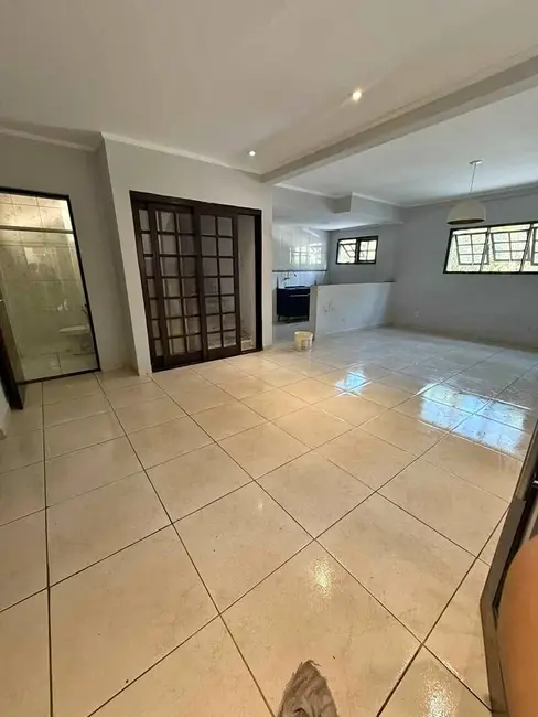 Casa com 2 quartos para alugar, 270m2 em Chácara Roselândia, Cotia - SP - imagem 2 Foto 2 de Casa com 2 quartos para alugar, 270m2 em Chácara Roselândia, Cotia - SP