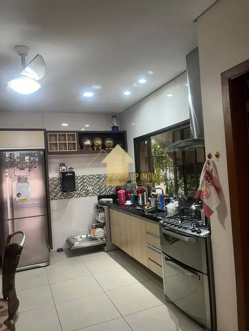 Casa de Condomínio com 4 quartos para alugar, 465m2 em Jardim Itália, Cuiaba - MT - imagem 4 Foto 4 de Casa de Condomínio com 4 quartos para alugar, 465m2 em Jardim Itália, Cuiaba - MT