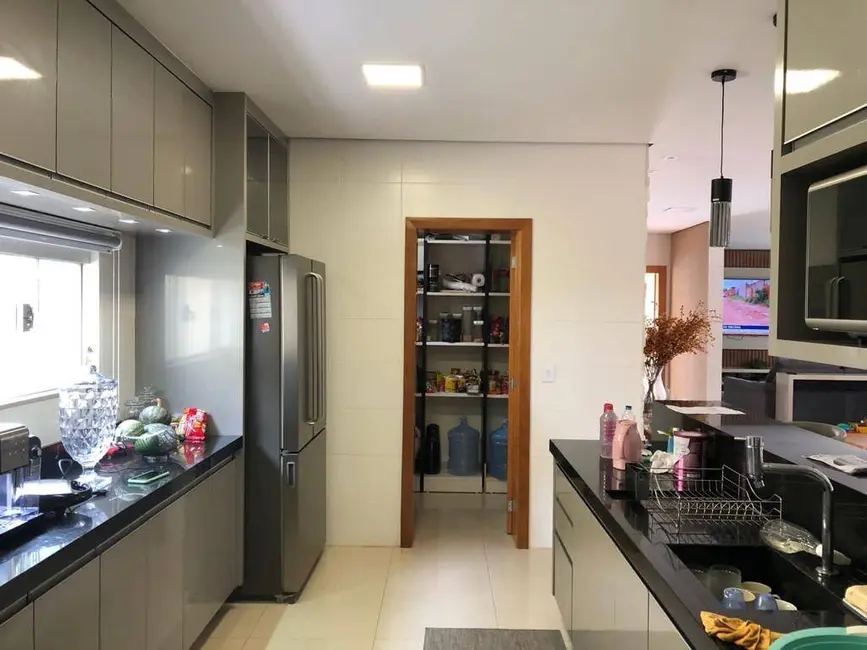 Sobrado com 3 quartos à venda, 375m2 em Condomínio Belvedere, Cuiaba - MT - imagem 3 Foto 3 de Sobrado com 3 quartos à venda, 375m2 em Condomínio Belvedere, Cuiaba - MT