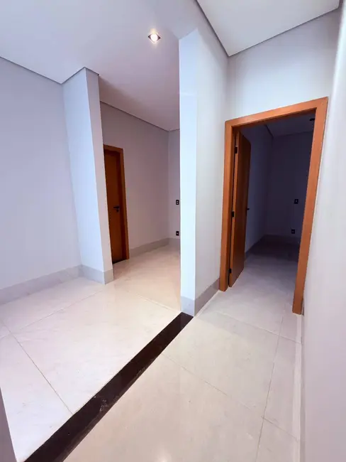 Casa de Condomínio com 4 quartos à venda, 371m2 em Cuiaba - MT - imagem 3 Foto 3 de Casa de Condomínio com 4 quartos à venda, 371m2 em Cuiaba - MT