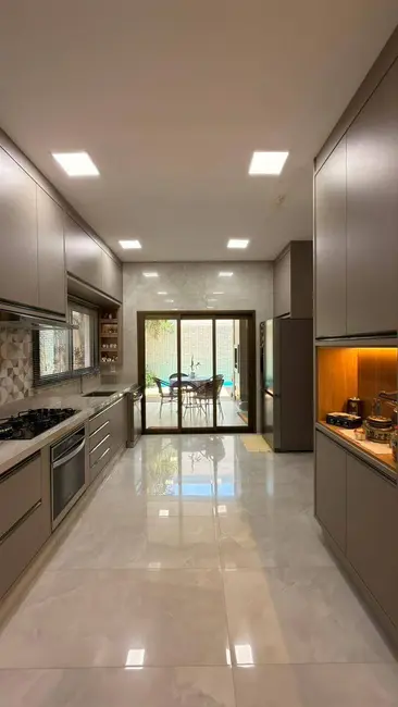 Foto 1 de Casa de Condomínio com 3 quartos à venda, 300m2 em Cuiaba - MT