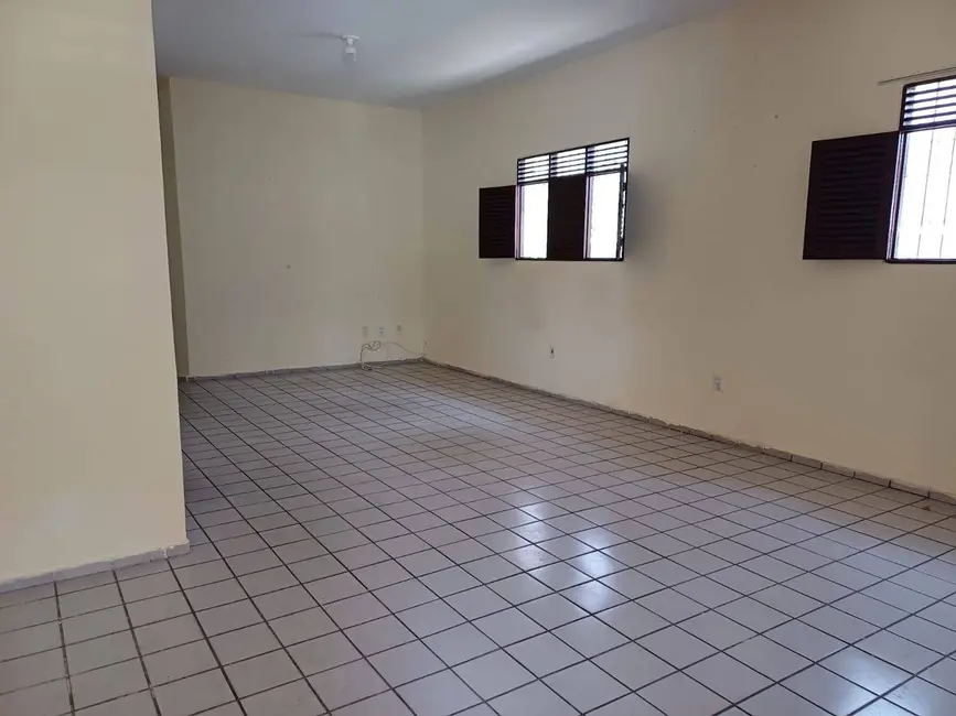 Casa com 4 quartos para alugar, 210m2 em Bessa, Joao Pessoa - PB - imagem 3 Foto 3 de Casa com 4 quartos para alugar, 210m2 em Bessa, Joao Pessoa - PB