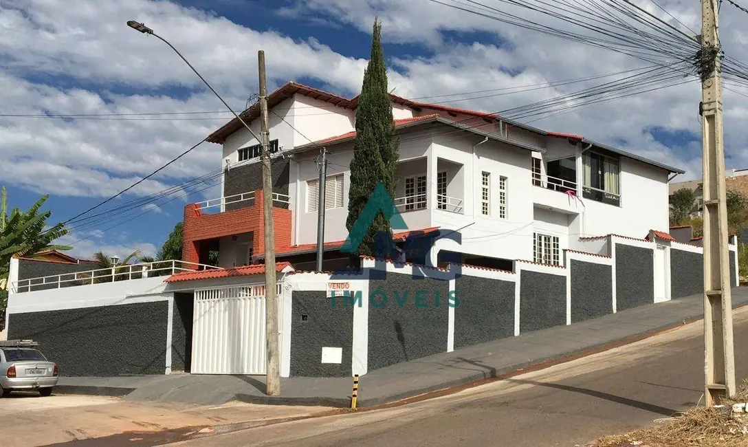 Foto 1 de Casa com 6 quartos à venda, 420m2 em Tres Coracoes - MG