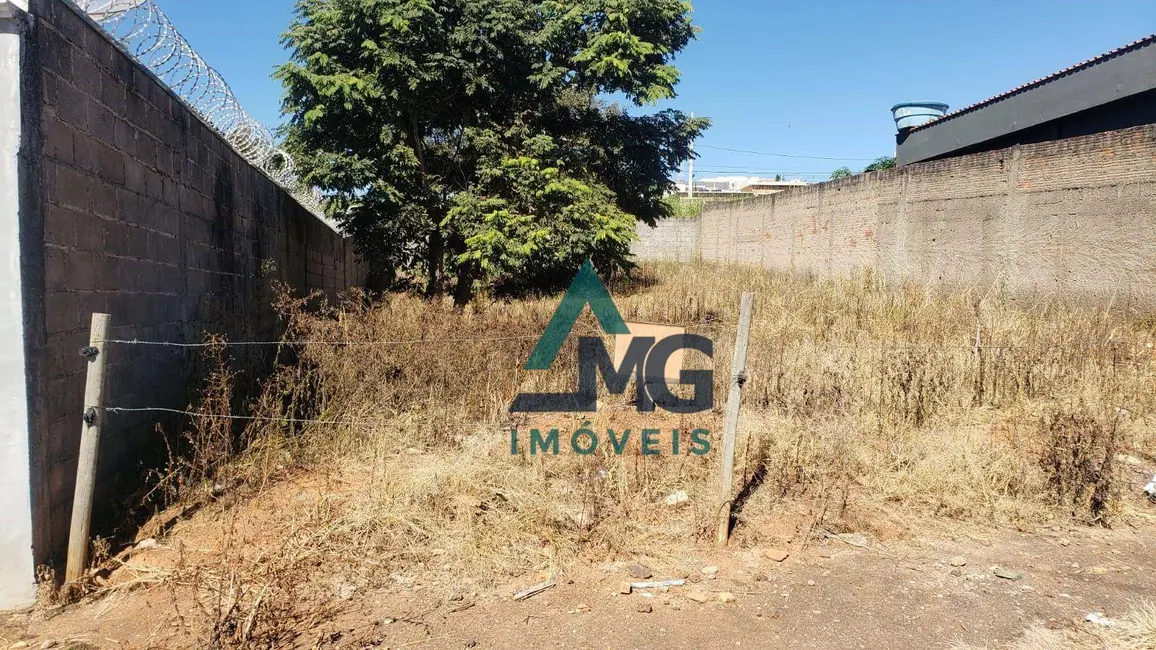 Foto 2 de Terreno / Lote à venda, 360m2 em Tres Coracoes - MG