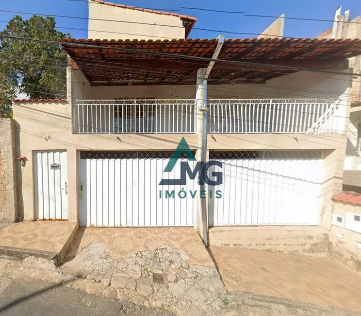 Foto 1 de Casa com 5 quartos à venda, 200m2 em Tres Coracoes - MG