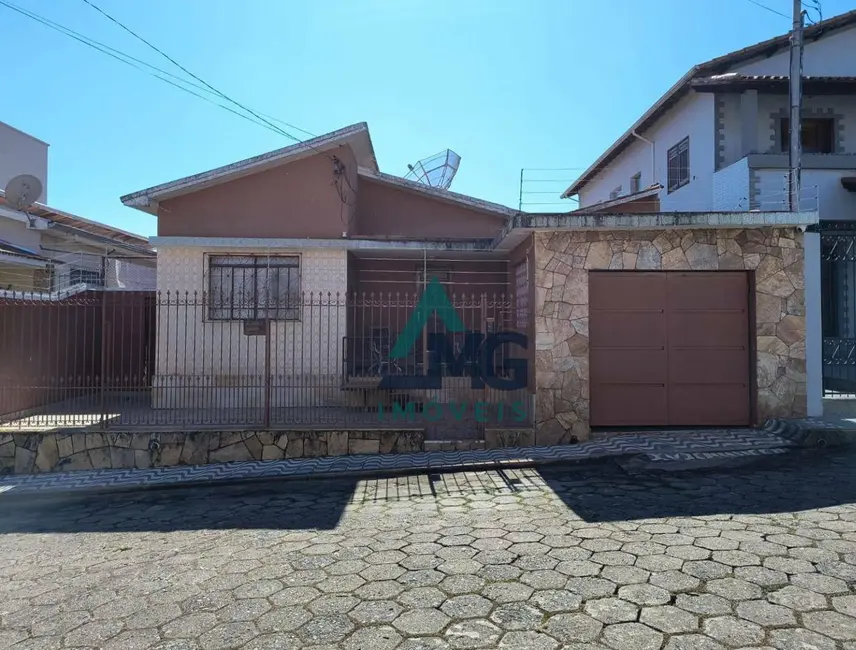 Foto 1 de Casa com 4 quartos à venda em Tres Coracoes - MG