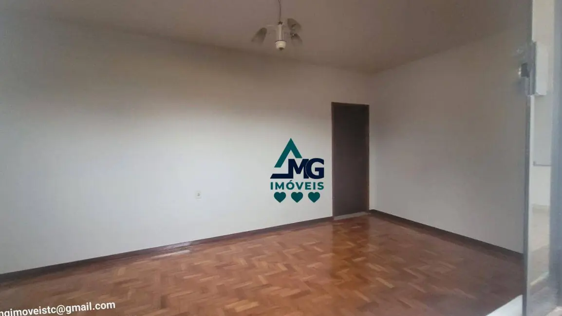 Casa com 3 quartos para alugar em Centro, Tres Coracoes - MG - imagem 2 Foto 2 de Casa com 3 quartos para alugar em Centro, Tres Coracoes - MG