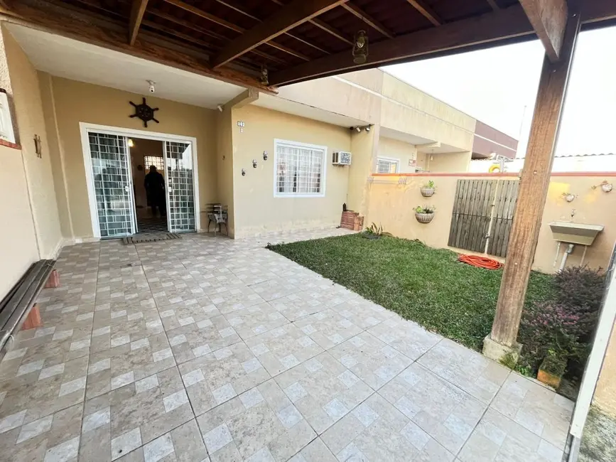 Foto 1 de Casa com 2 quartos à venda, 55m2 em Matinhos - PR