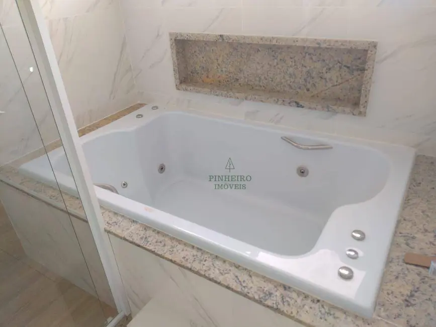 Casa com 3 quartos à venda e para alugar, 202m2 em Itaipu, Niteroi - RJ - imagem 9 Foto 9 de Casa com 3 quartos à venda e para alugar, 202m2 em Itaipu, Niteroi - RJ