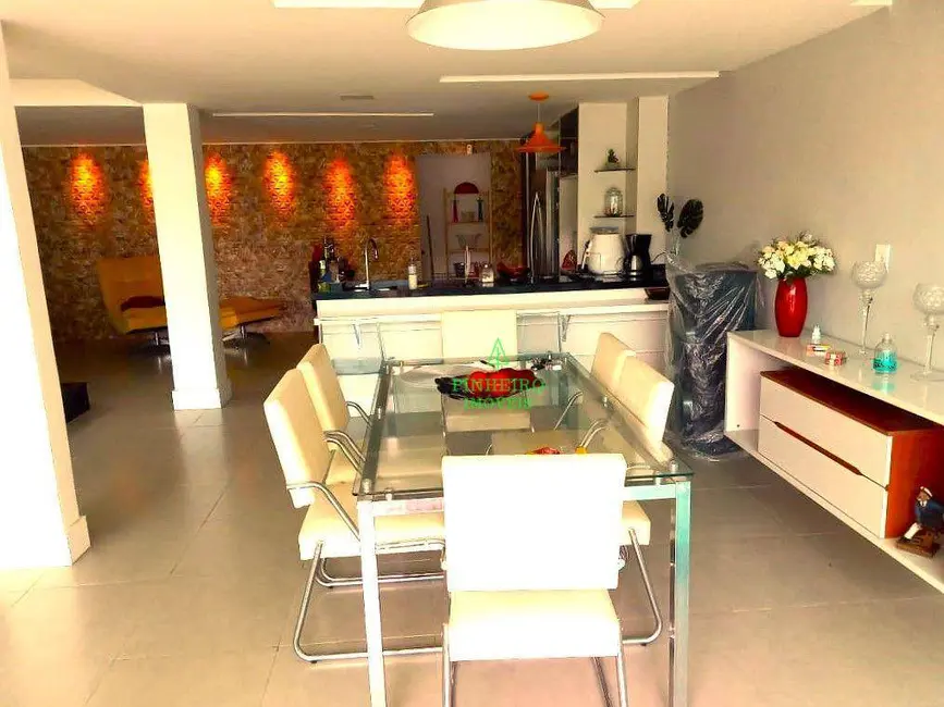 Casa com 3 quartos à venda, 360m2 em Niteroi - RJ - imagem 4 Foto 4 de Casa com 3 quartos à venda, 360m2 em Niteroi - RJ