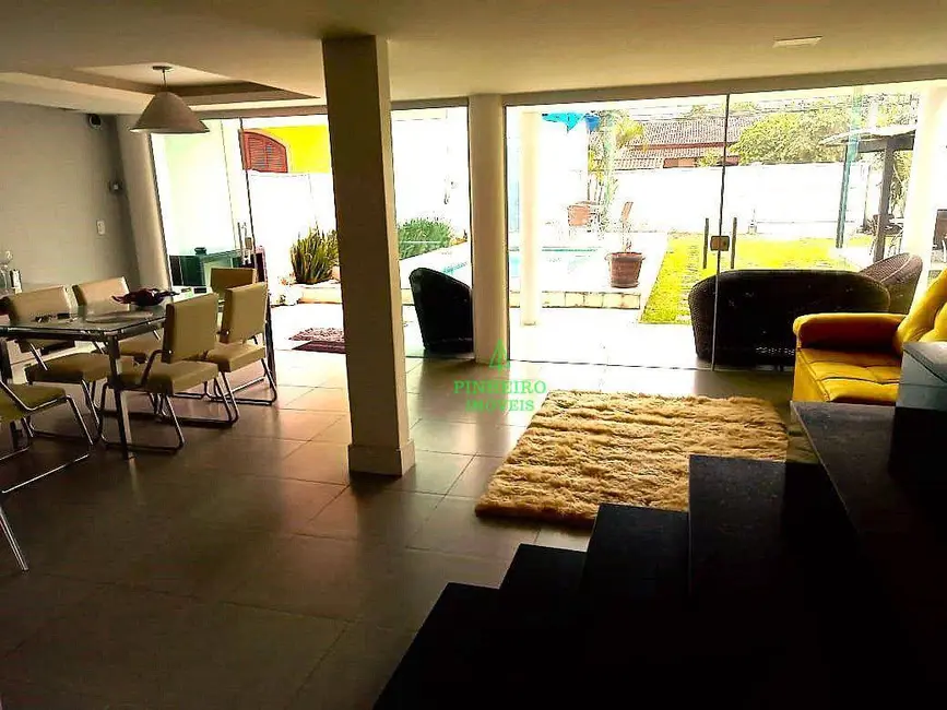 Casa com 3 quartos à venda, 360m2 em Niteroi - RJ - imagem 3 Foto 3 de Casa com 3 quartos à venda, 360m2 em Niteroi - RJ