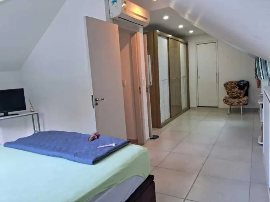 Casa de Condomínio com 4 quartos à venda, 180m2 em Rio De Janeiro - RJ - imagem 4 Foto 4 de Casa de Condomínio com 4 quartos à venda, 180m2 em Rio De Janeiro - RJ