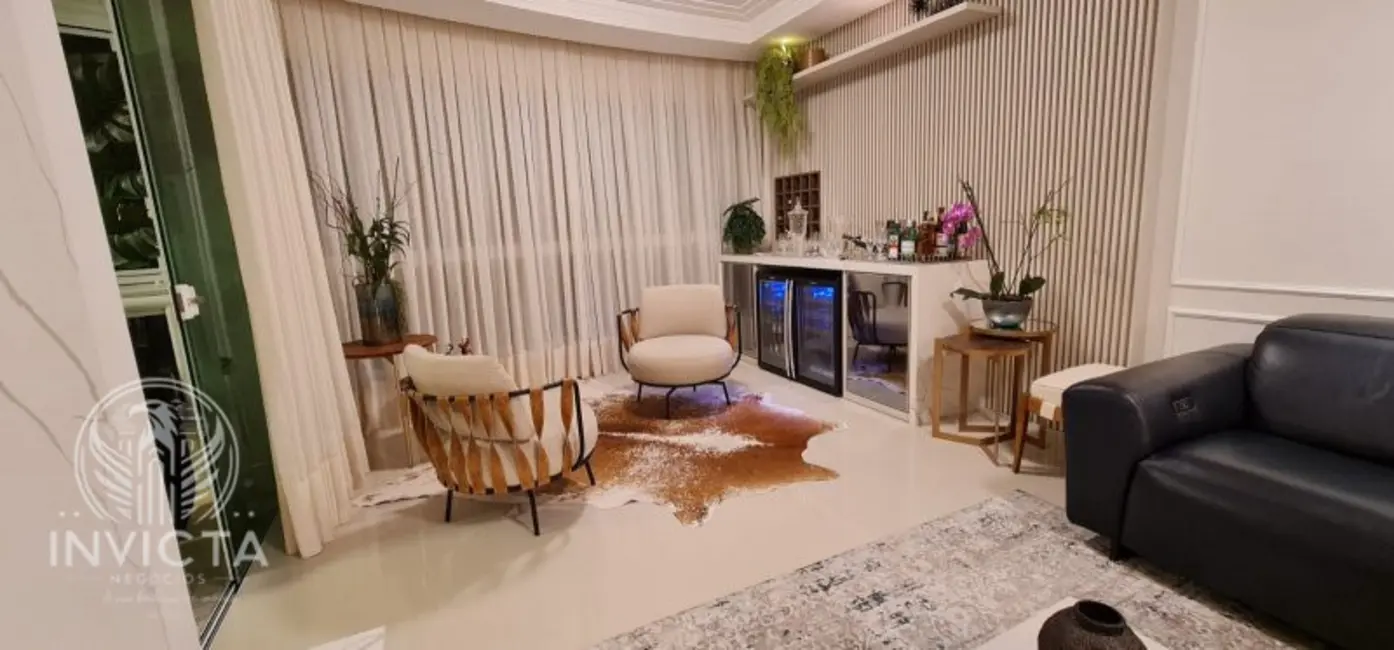 Apartamento com 3 quartos à venda, 196m2 em Centro, Balneario Camboriu - SC - imagem 5 Foto 5 de Apartamento com 3 quartos à venda, 196m2 em Centro, Balneario Camboriu - SC